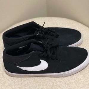 Men’s Nike Low Top Sneakers. Size 12.